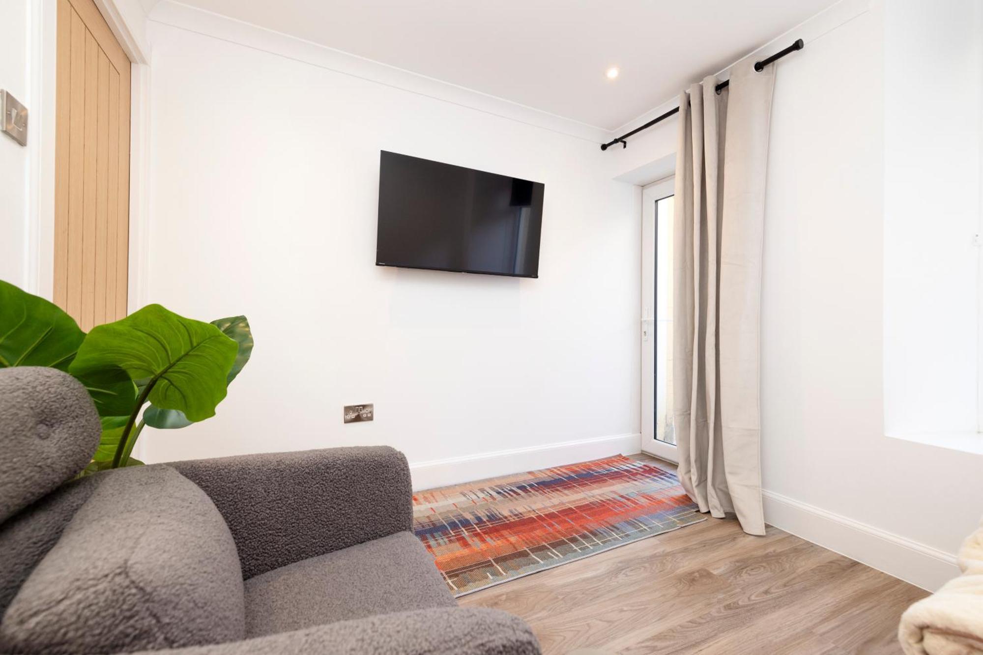Joivy 3Br Flat In Haymarket With Free Parking EDI Kültér fotó
