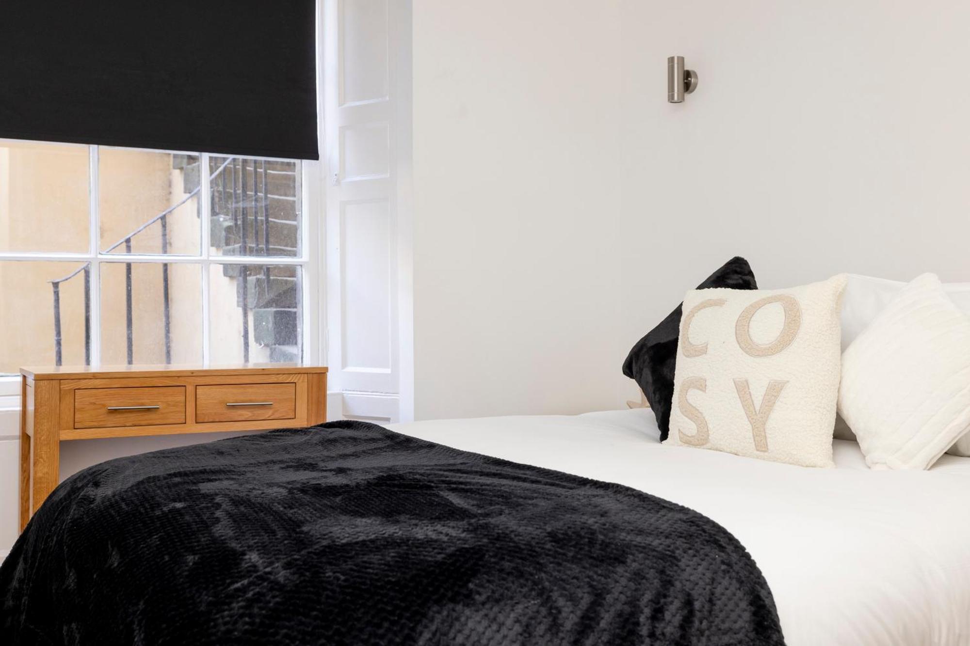 Joivy 3Br Flat In Haymarket With Free Parking EDI Kültér fotó