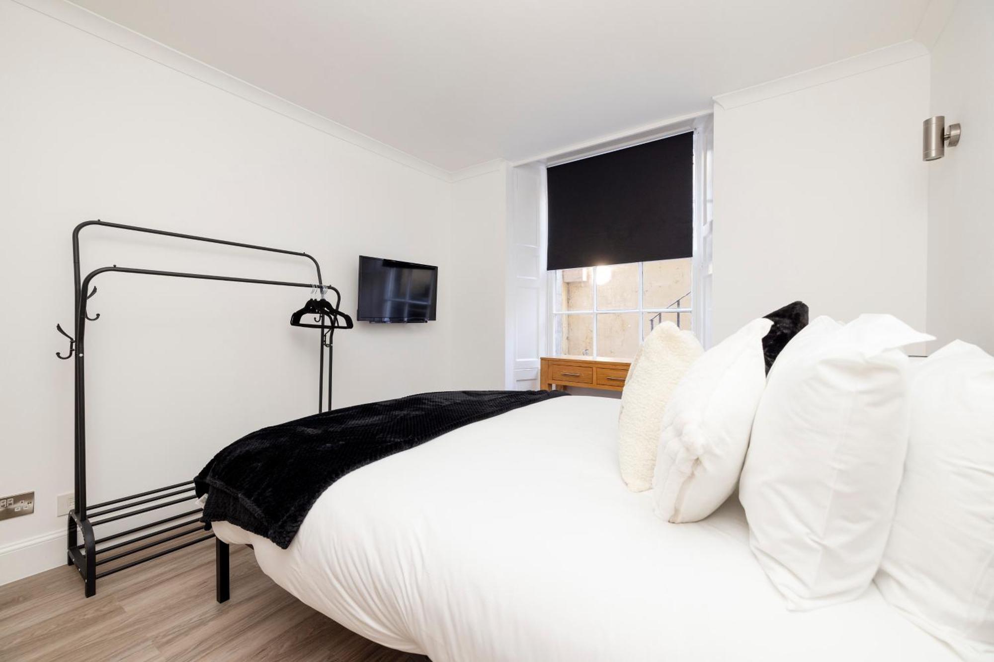 Joivy 3Br Flat In Haymarket With Free Parking EDI Kültér fotó