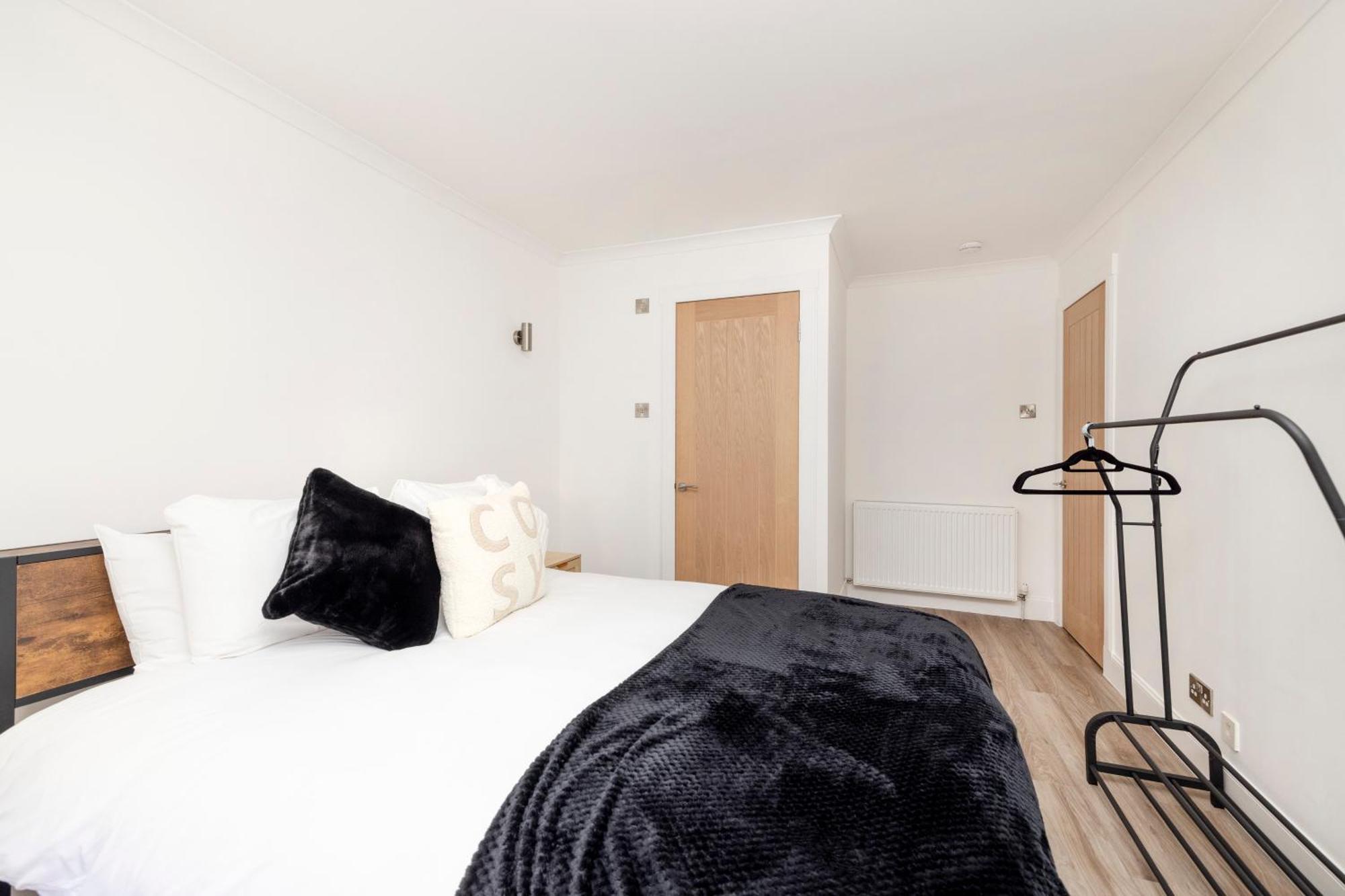 Joivy 3Br Flat In Haymarket With Free Parking EDI Kültér fotó
